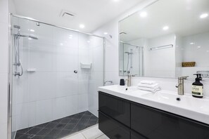 One Bedroom Apartment | Bathroom - The Breakers (Surfers Paradise)