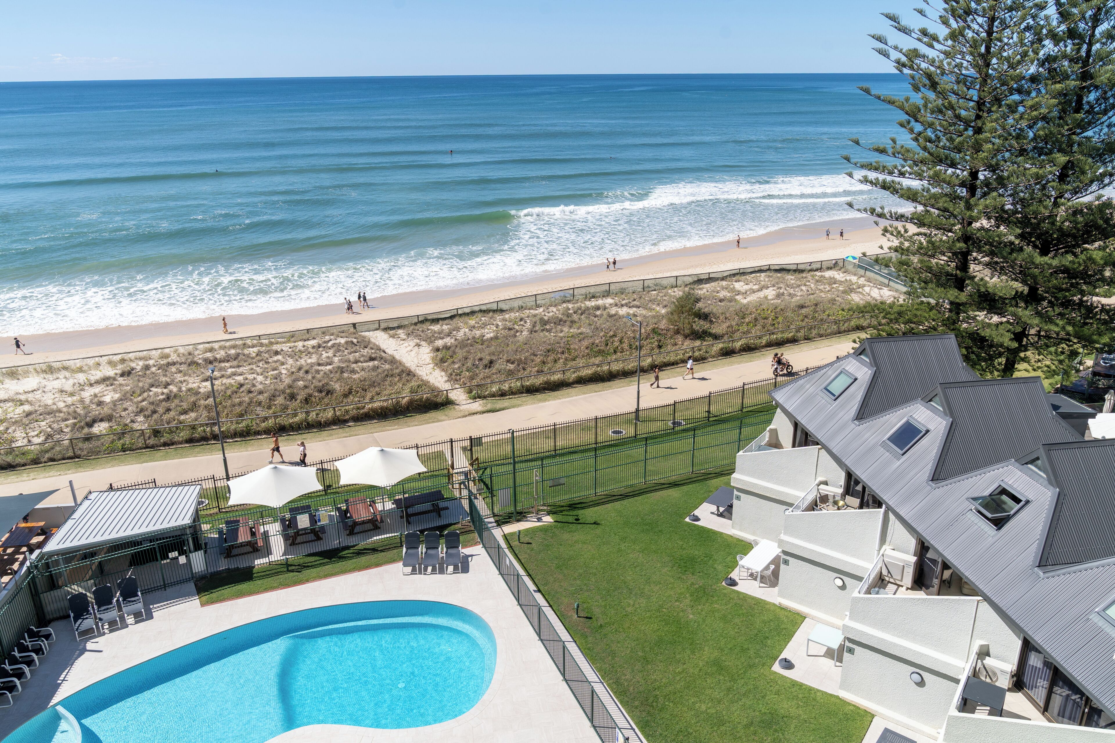 Kolam renang outdoor, dengan kursi berjemur