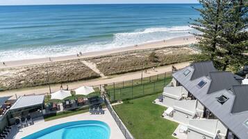 Kolam renang outdoor, dengan kursi berjemur