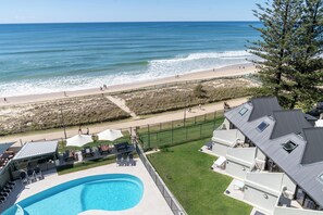 Outdoor pool, sun loungers - The Breakers (Surfers Paradise)