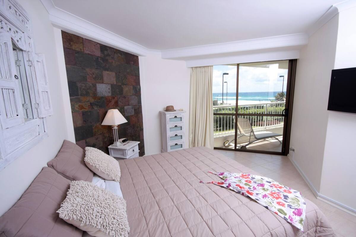 Desk, soundproofing, iron/ironing board, free WiFi