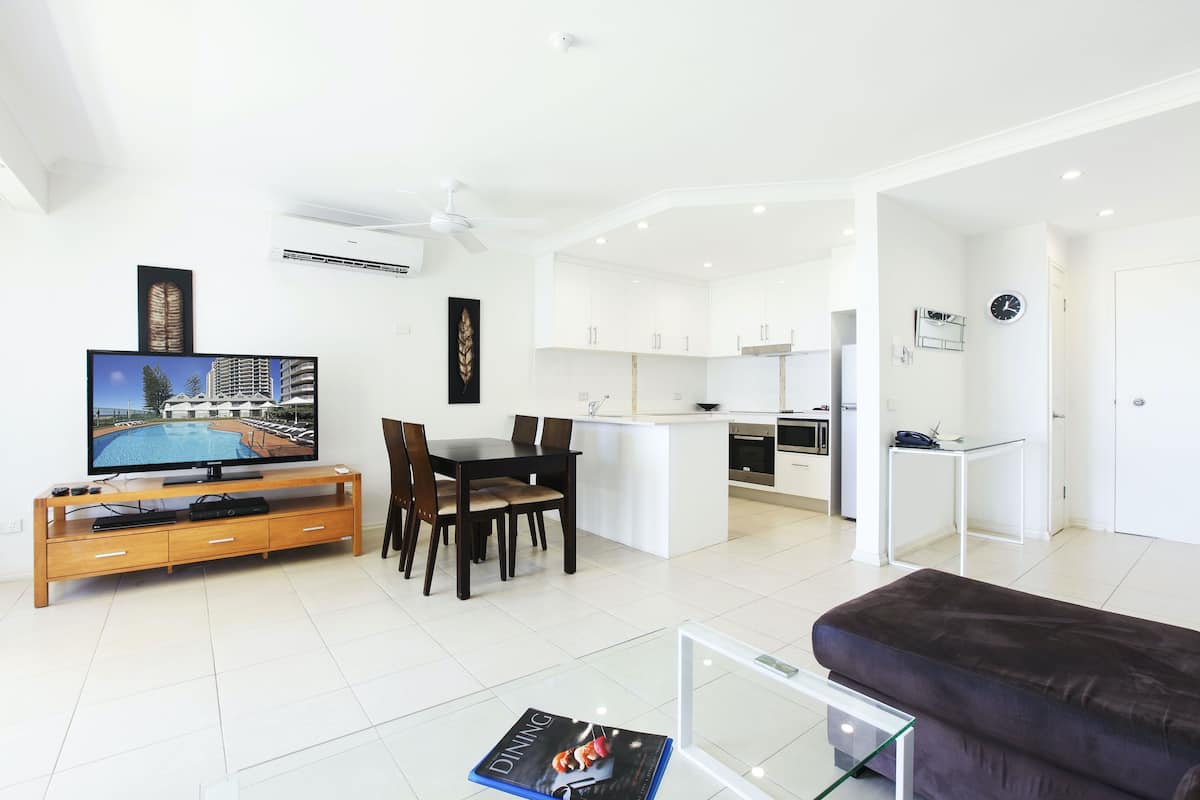 Apartamento superior, 1 quarto | Área de estar | TV de tela plana 100 cm com canais a cabo, TV LCD