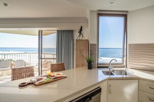 Executive Apartment | Private kitchen | Full-size fridge, microwave, oven, stovetop