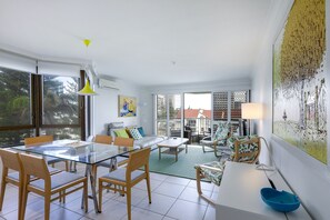 Apartamento, 1 quarto | Área de estar | TV de tela plana 100 cm com canais a cabo, TV LCD