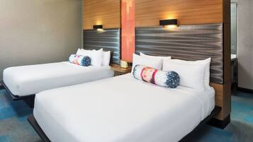 Ropa de cama de alta calidad y caja de seguridad en la habitación