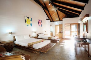 Caja de seguridad en la habitación, escritorio y cortinas blackout