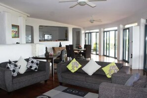 独立别墅 | 客房内保险箱、办公桌、遮光窗帘、熨斗/熨衣板