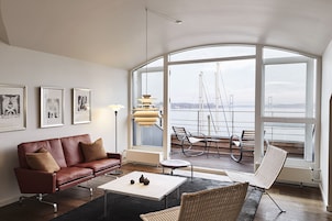 Ropa de cama de alta calidad y caja de seguridad en la habitación