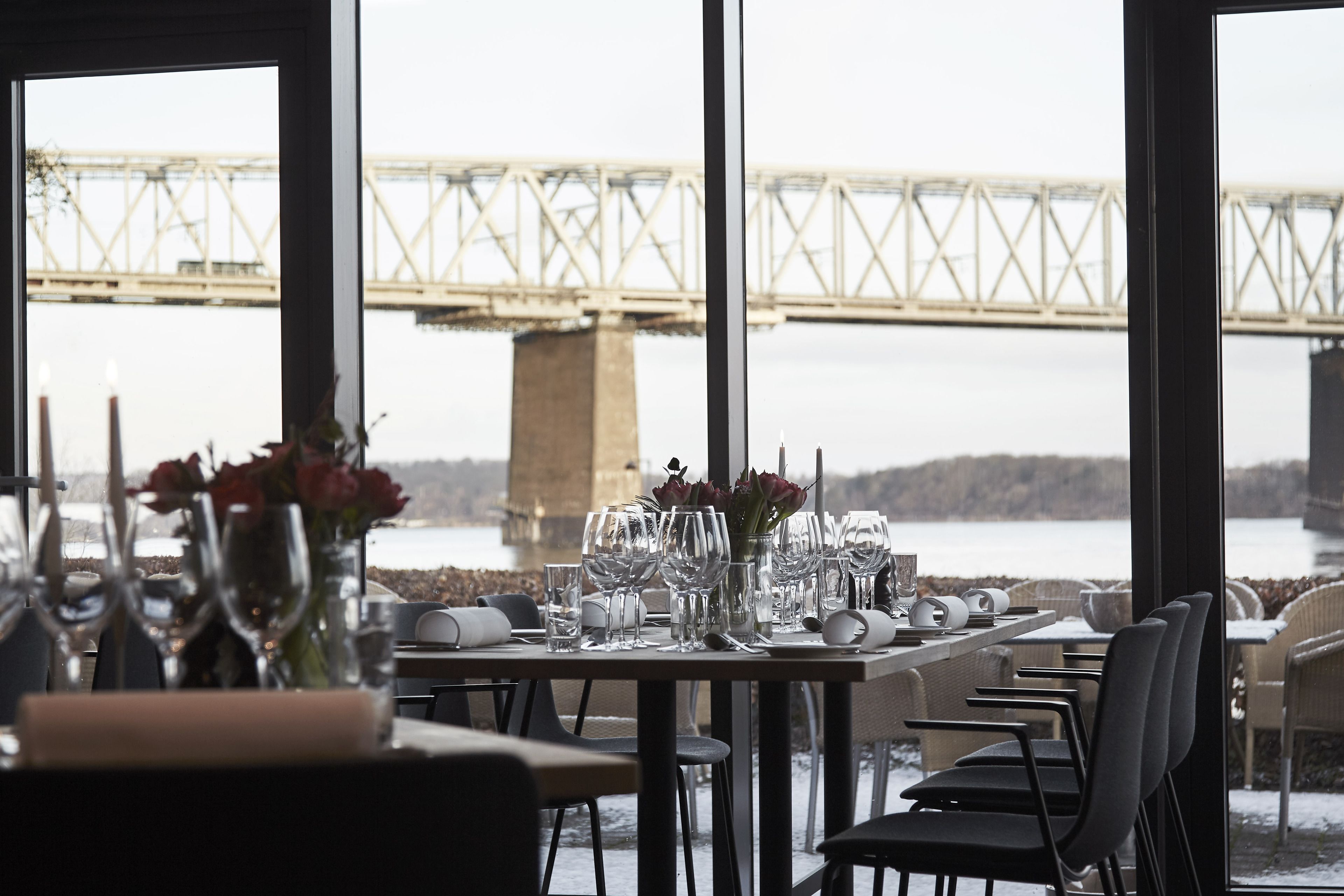 Breakfast, lunch, dinner served; beach views 