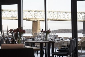 Aperto a colazione, pranzo e cena, con vista sulla spiaggia
