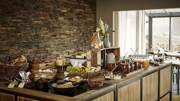 Free daily buffet breakfast