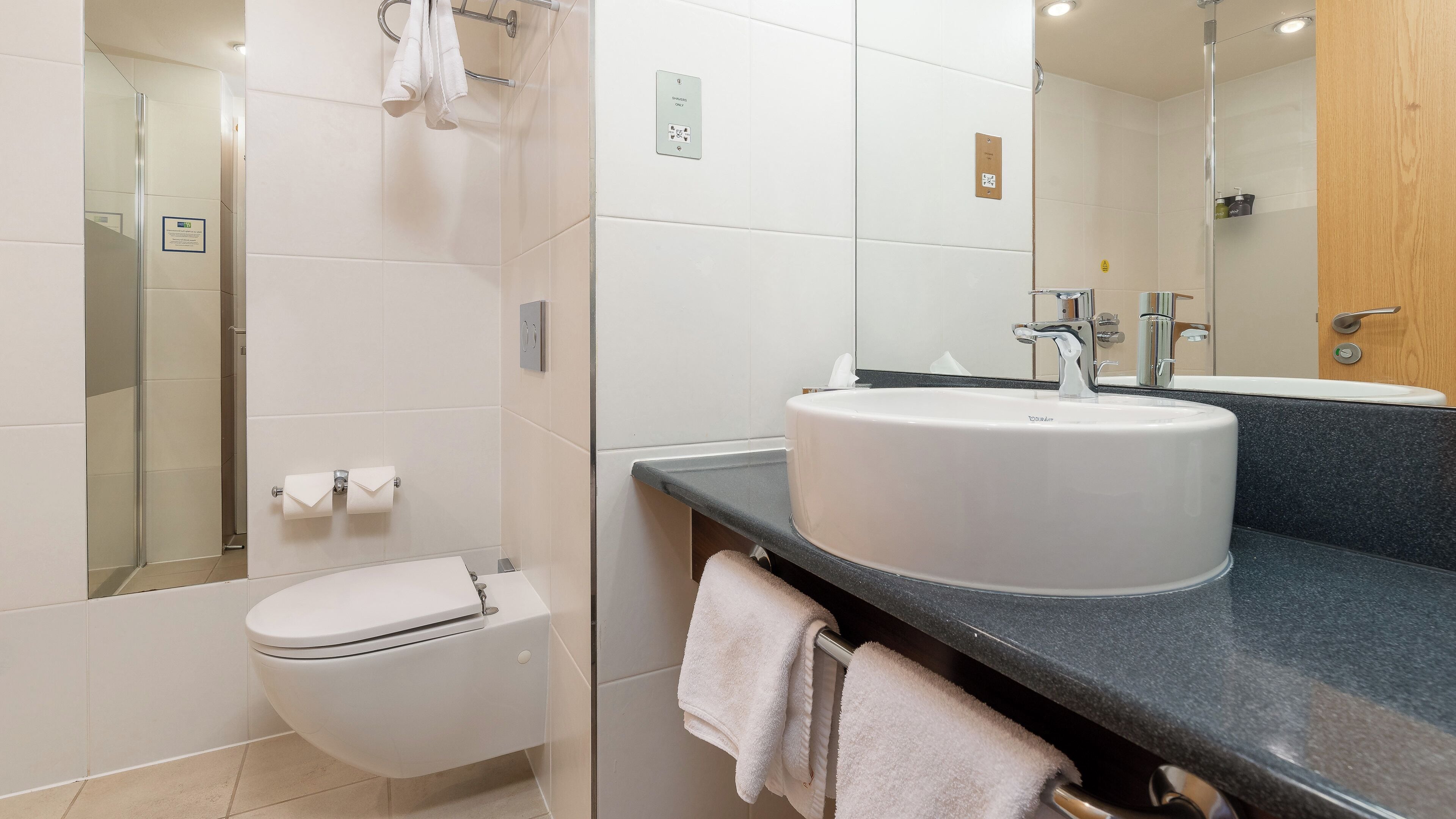standard room, 2 single beds (with free hot breakfast) | bathroom | shower, free toiletries, hair dryer, towels