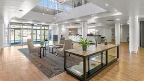 Lobby - Holiday Inn Express Leigh - Sports Village by IHG (Leigh)