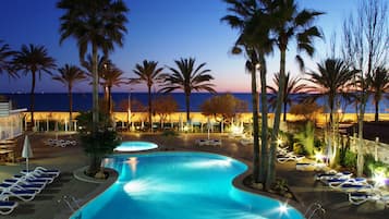 Piscine couverte, piscine extérieure, parasols de plage, chaises longues