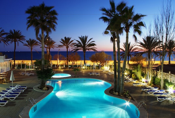 Sisäuima-allas, ulkouima-allas, aurinkovarjoja, aurinkotuoleja