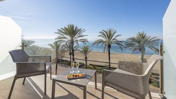 Suite Junior, balcon, vue mer | Coffres-forts dans les chambres, bureau, Wi-Fi gratuit, draps fournis