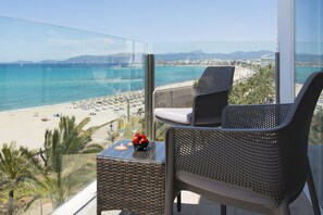 Sviitti, 1 makuuhuone, parveke, merinäköala | Tallelokero huoneessa, työpöytä, ilmainen Wi-Fi, vuodevaatteet