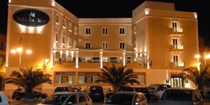 Façana frontal de l'allotjament (vespre/nit)