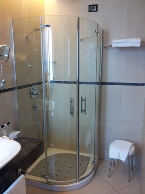 Rainfall showerhead, free toiletries, hair dryer, slippers