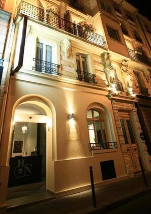 Overnatningsstedets facade – aften/nat