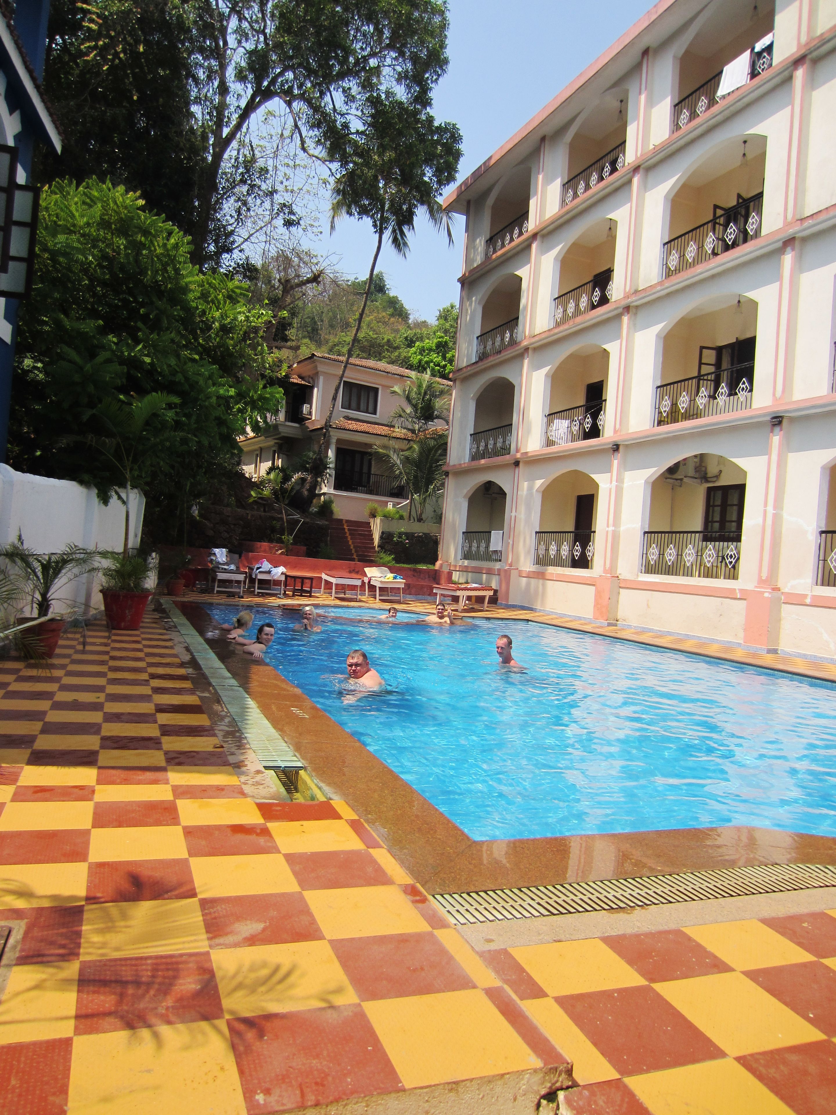 Una piscina al aire libre, tumbonas