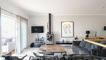 Leilighet, 2 soverom, delvis sjøutsikt | Oppholdsområde