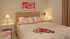 In-room safe, blackout drapes, iron/ironing board, cribs (surcharge) - Apartamentos Turísticos The View (Vila do Bispo)