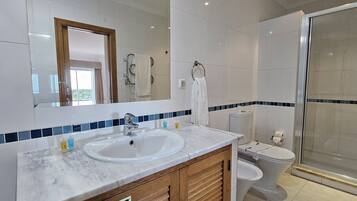 Apartment, 2 Bedrooms, Partial Sea View | Bathroom