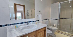 Apartment, 2 Bedrooms, Partial Sea View | Bathroom