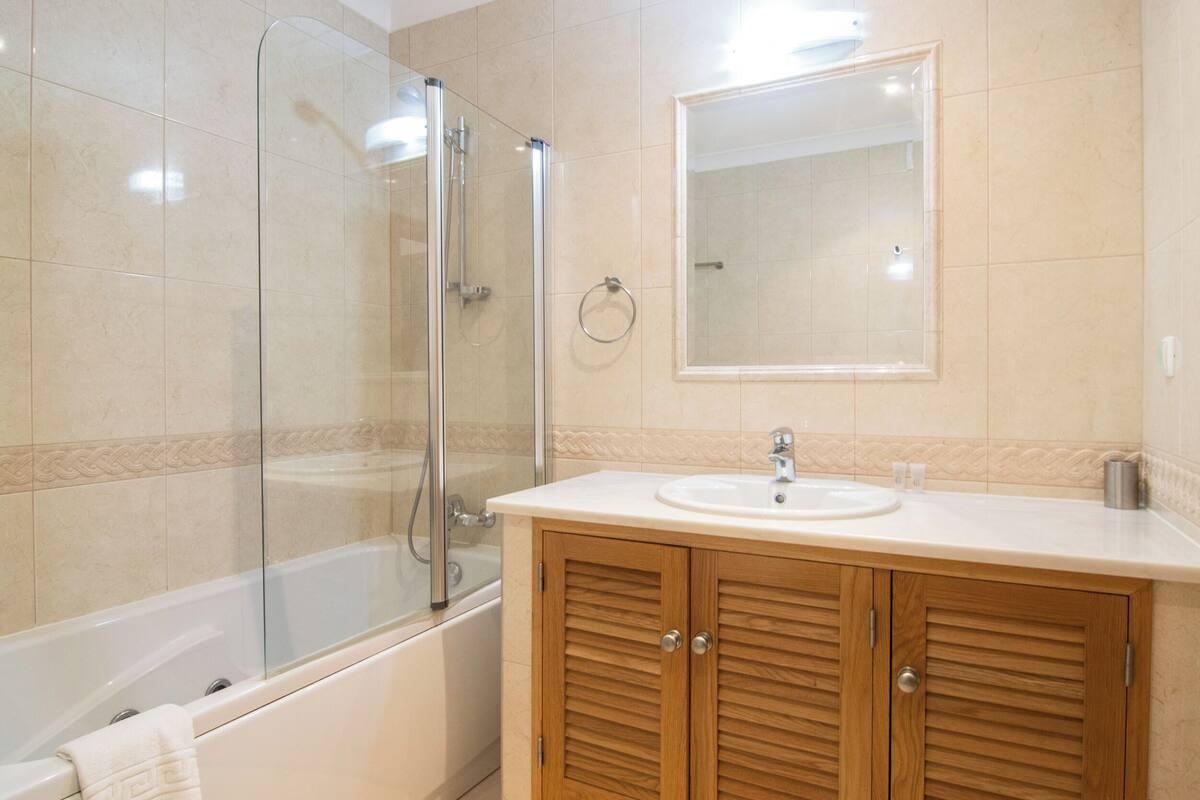 Apartment, 3 Bedrooms, Partial Sea View | Bathroom