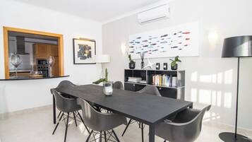 Apartamento, 2 quartos, vista parcial para o mar | Opções para refeição