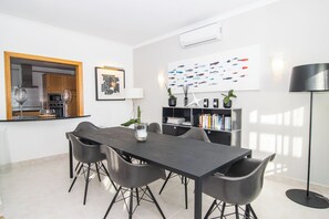 Appartement, 2 chambres, vue partielle sur la mer | Restauration