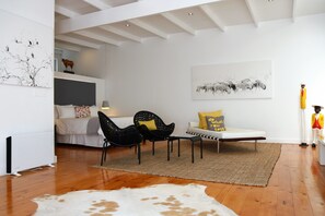 Dobbeltrom – deluxe (ART Villa XXL Patio 10) | Allergitestet sengetøy, minibar, safe på rommet og skrivebord