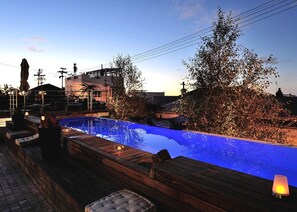 2 outdoor pools, pool umbrellas, sun loungers - DysART Boutique Hotel (Cape Town)