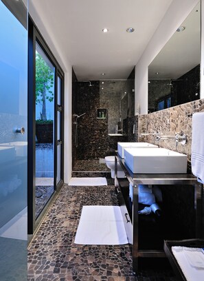 Quarto casal luxo (ART "Patio" XL 5) | Banheiro | Chuveiro, chuveiro com efeito de chuva, produtos de toalete de grife 