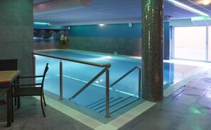 Indoor pool, open 8:00 AM to 9:00 PM, pool loungers - Hotel & Resort de Zeven Heuvelen (Groesbeek)