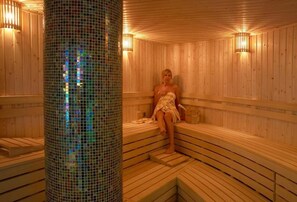 Indoor pool, open 8:00 AM to 9:00 PM, pool loungers - Hotel & Resort de Zeven Heuvelen (Groesbeek)