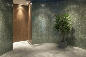 Una piscina techada, sillones reclinables de piscina