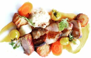 Breakfast, lunch, dinner served; Regional cuisine, beach views 