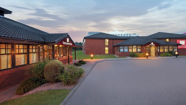 Un hôtel doté d’une réception, d’un restaurant et d’un parking.