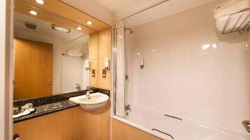 Amenidades de baño gratuitas, secadora de cabello, toallas