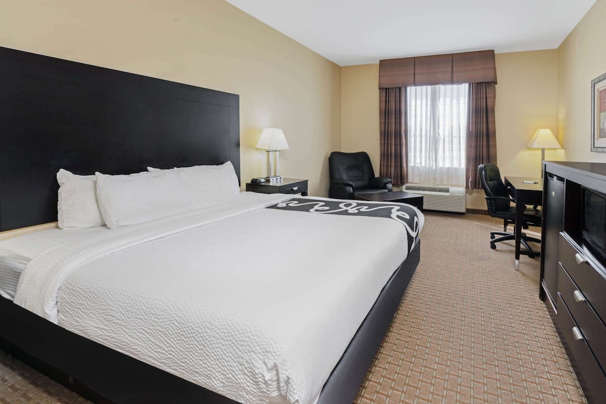 Room, 1 King Bed, Non Smoking | Premium bedding, desk, blackout drapes, iron/ironing board