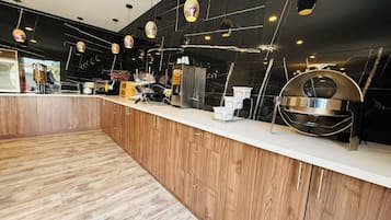 Café da manhã com buffet grátis todos os dias