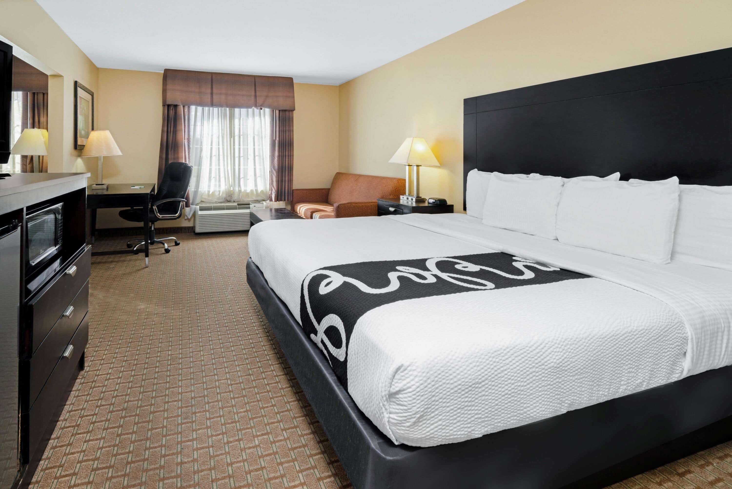 Deluxe Suite, 1 King Bed, Non Smoking, Hot Tub (Mobility/Hearing Impaired Accessible) | Premium bedding, desk, laptop workspace, blackout drapes