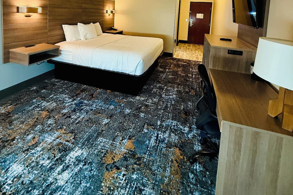Luxe beddengoed, een bureau, een laptopwerkplek