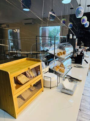 Bao gồm bữa sáng đầy đủ hàng ngày 