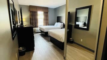 Roupas de cama premium, escrivaninha, espaço de trabalho para notebook