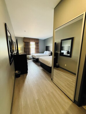 Premium bedding, desk, laptop workspace, blackout drapes - La Quinta Inn & Suites by Wyndham Morgan City (Morgan City)