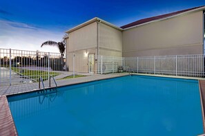 Outdoor pool - La Quinta Inn & Suites by Wyndham Morgan City (Morgan City)
