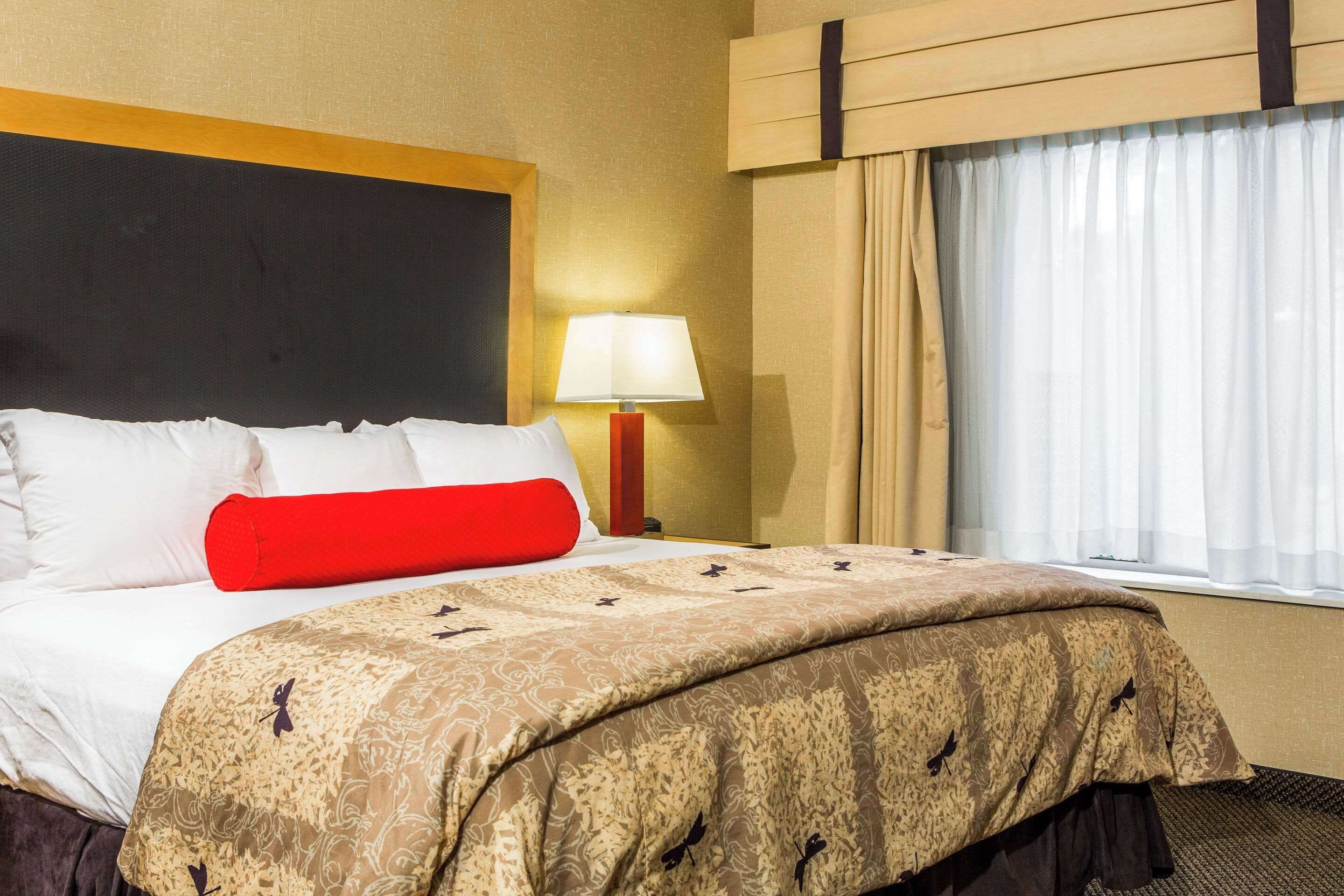 Schreibtisch, Verdunkelungsvorhänge, Bügeleisen/Bügelbrett